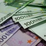 Un copil a împărțit mii de euro trecătorilor