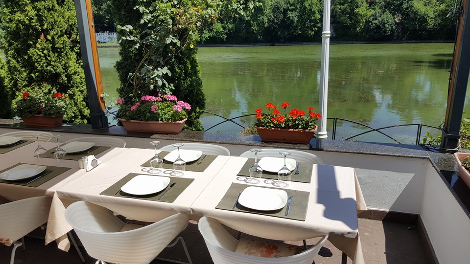 Riviera, restaurantul de lângă lac