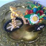 Familia care face artă din hârtie și metal