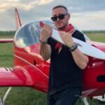 Senzații tari cu Gino Manzotti de la Dj Project și un avion de acrobații