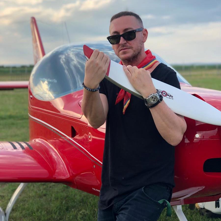Senzații tari cu Gino Manzotti de la Dj Project și un avion de acrobații