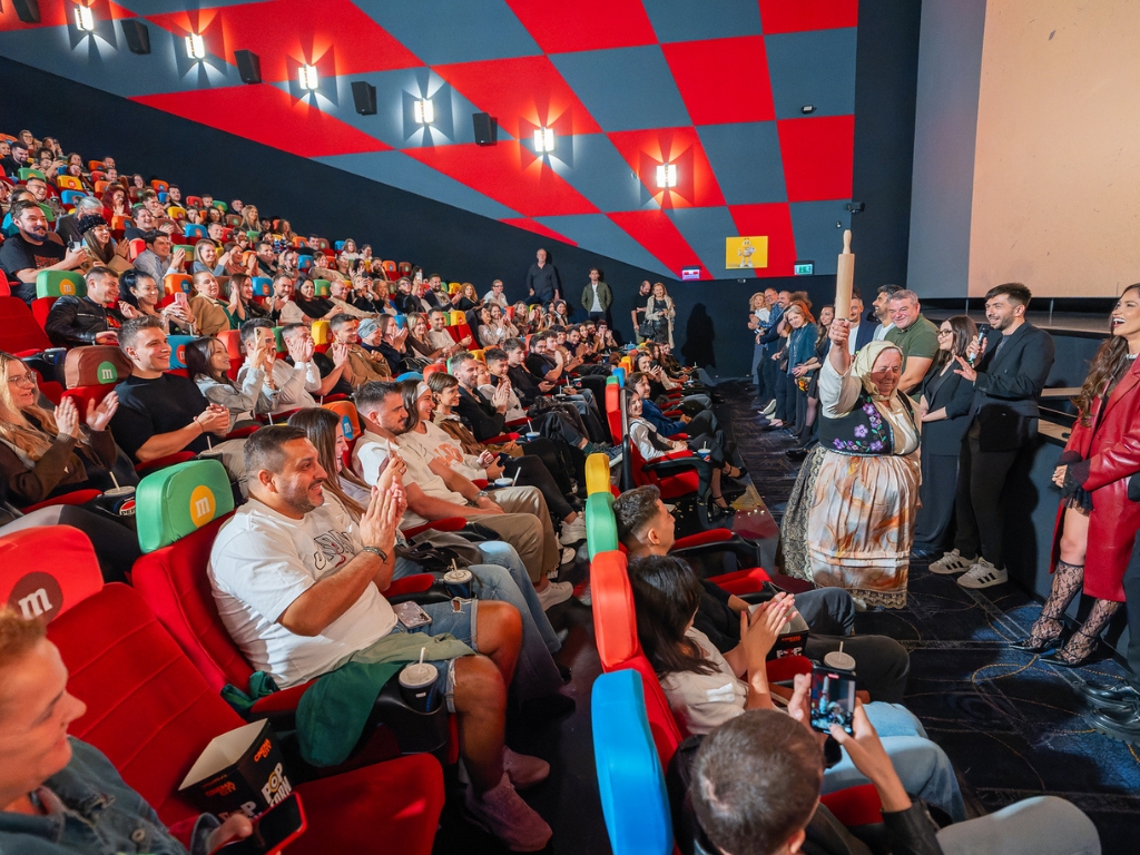 „Vecina”, comedia lui Mircea Bravo, deschide anul cinematografic cu o avanpremieră record în Capitală