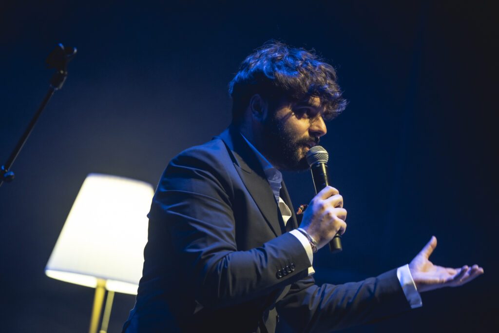 Miguel Gane, scriitorul român devenit fenomenul poeziei contemporane de limbă spaniolă, lansează volumul „Albastru”