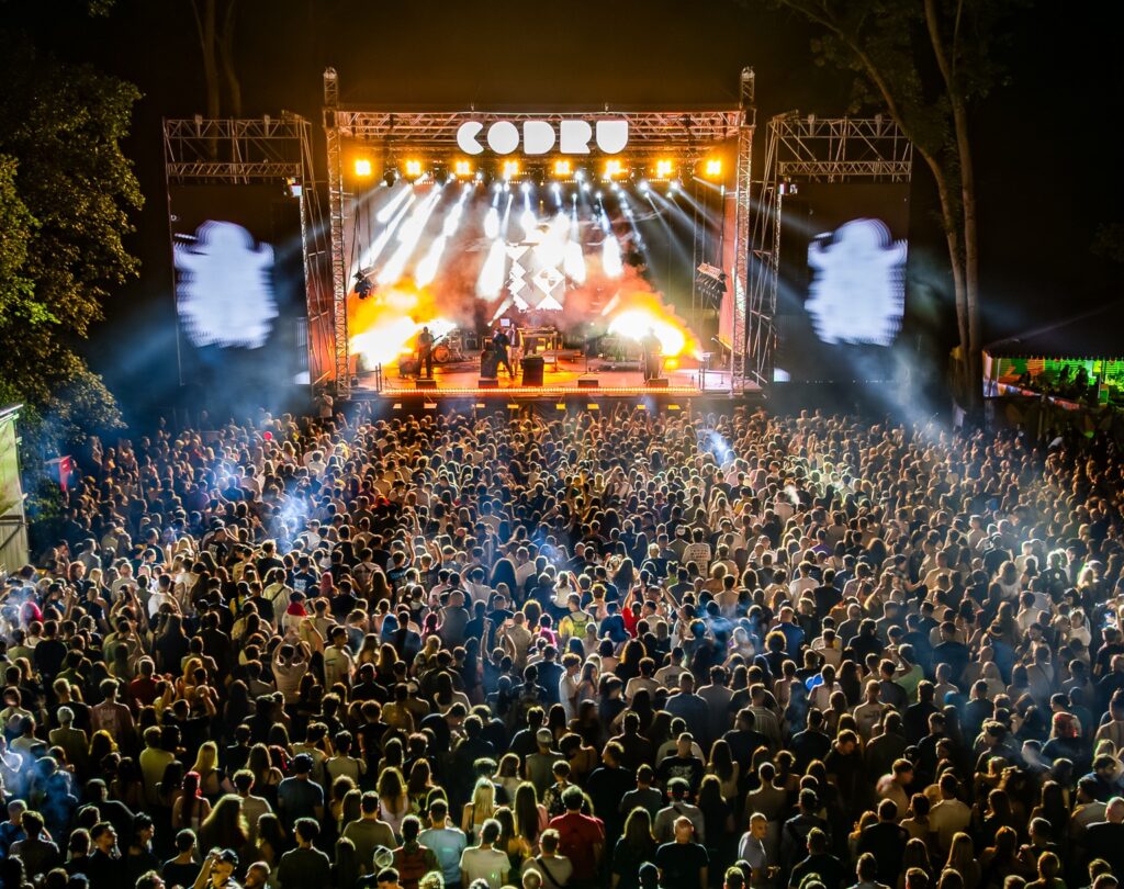 Line-up-ul complet al CODRU6 este aici: Ultimul weekend din vară aduce Gipsy Kings, S.A.R.S., Subcarpați și o imensă galerie de artă în Pădurea Verde din Timișoara!